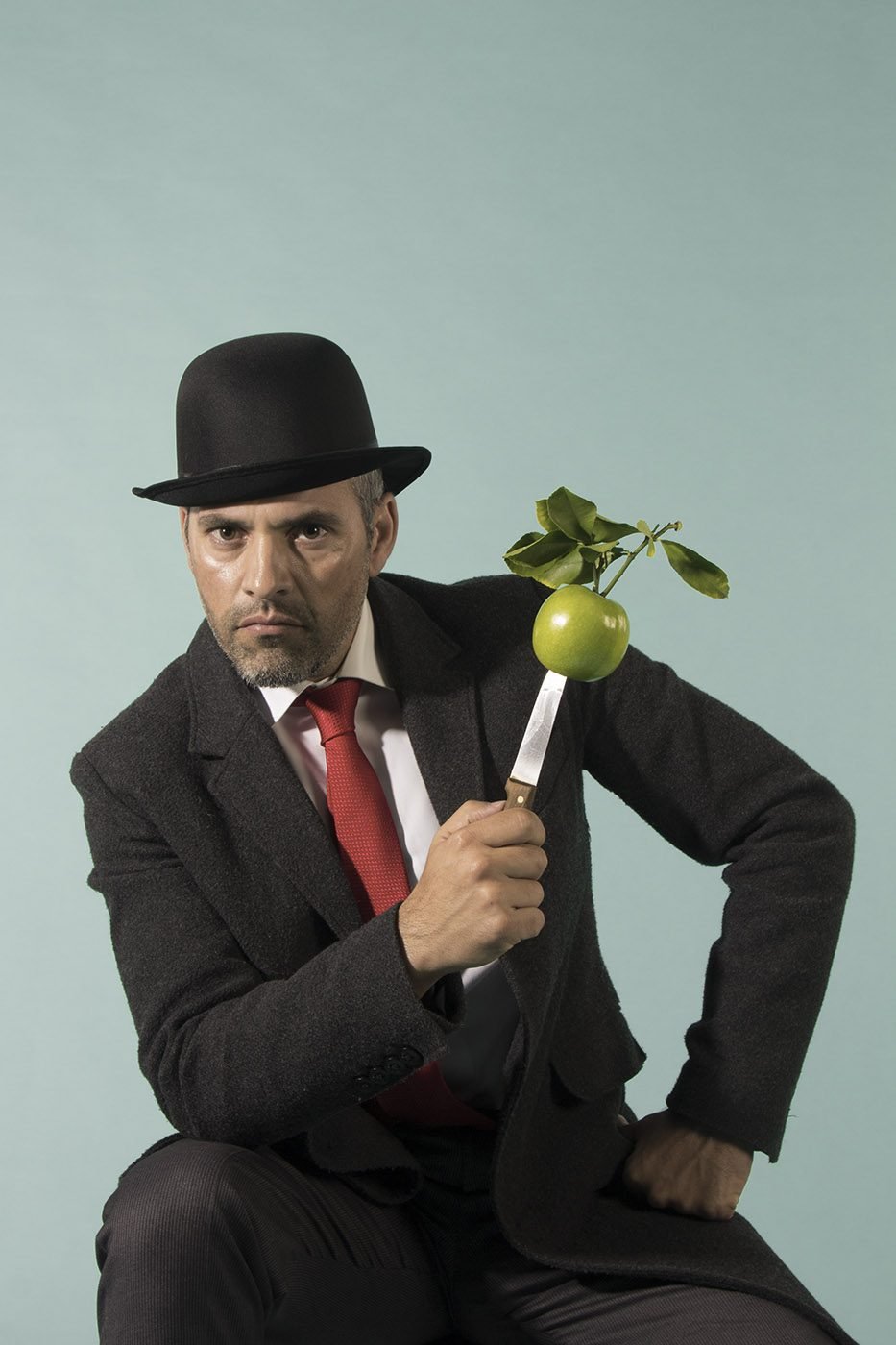 Recriação livre da pintura de René Magritte “O filho do homem”. Trabalho realizado por: Jorge Almeida, Pedro Lima e Sofia Ferreira. IPF, 2016