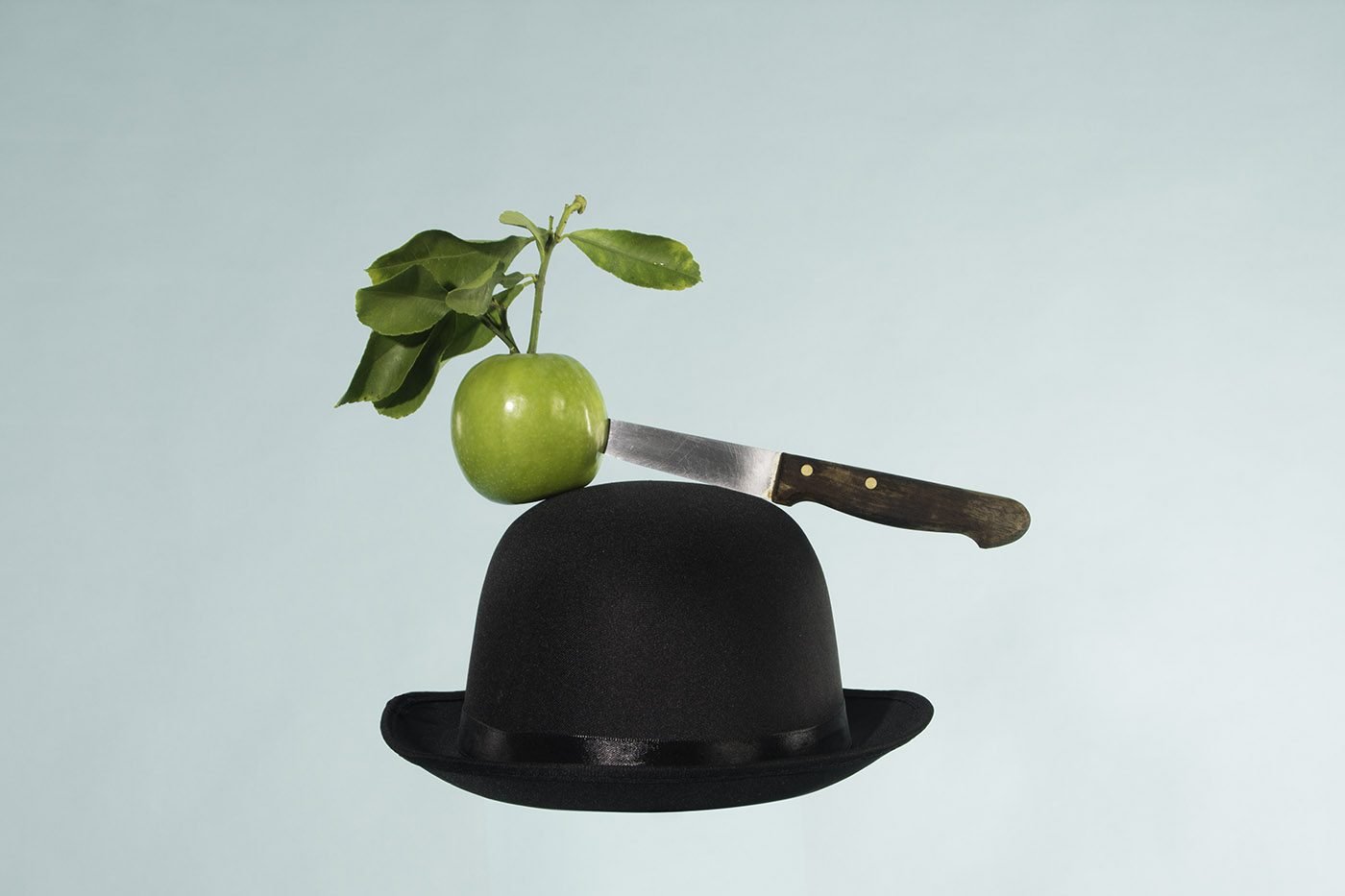 Recriação livre da pintura de René Magritte “O filho do homem”. Trabalho realizado por: Jorge Almeida, Pedro Lima e Sofia Ferreira. IPF, 2016