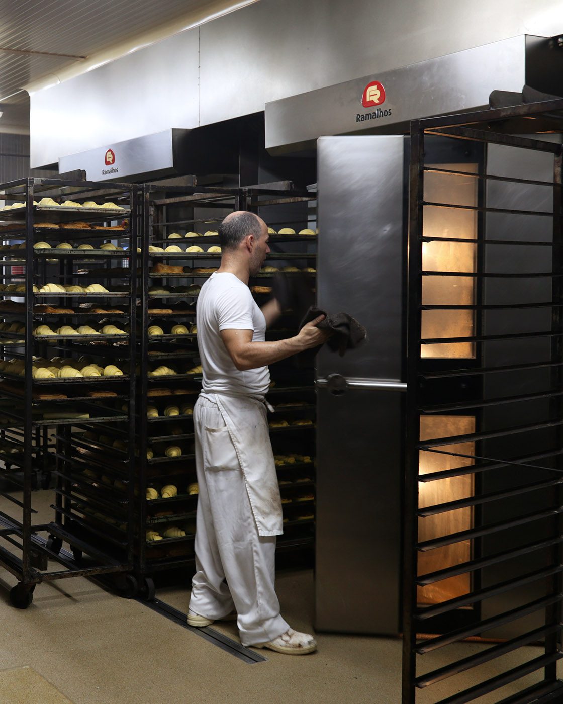 Tabuleiros com bolos a serem colocados no forno. Fábrica de bolos, Odivelas, 2016