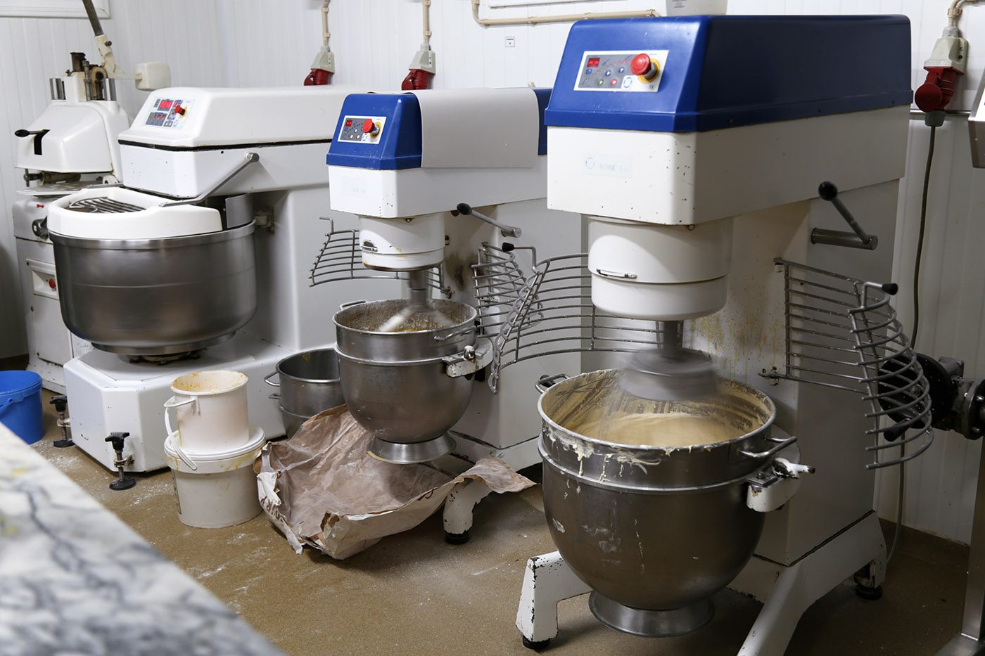 Máquinas onde são feitas as massas e os recheios que irão ser usados na produção dos bolos. Fábrica de bolos, Odivelas, 2016