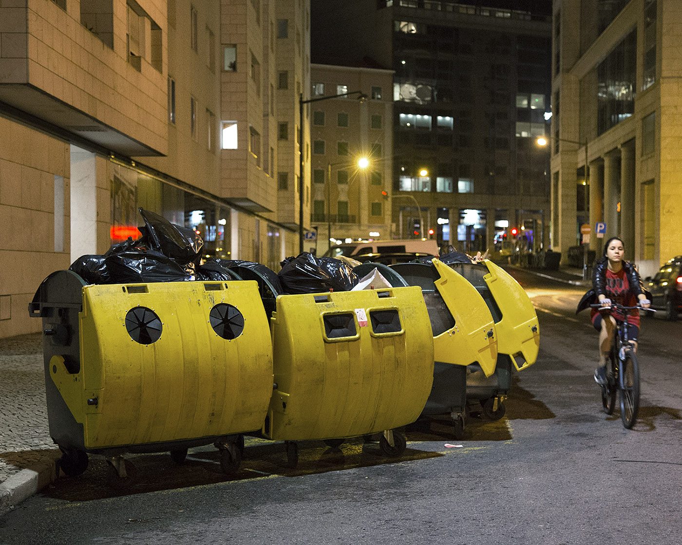 Noite de 25 de Outubro de 2016, durante a greve de recolha do lixo em Lisboa feita pelos trabalhadores da Valor Sul. Lisboa, 2016
